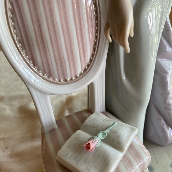 RETIRED 2004 ‘A LADY OF TASTE LLADRO’ PORCELAIN FIGURINE Item# 01001495 - Picture 13 of 14